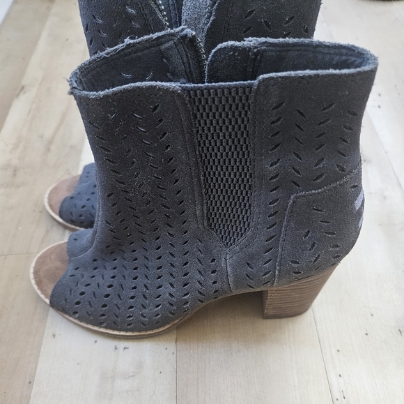 TOMS Majorica Perforated Suede Open Toe Booties Block Heel Womens 7 - Picture 6 of 7